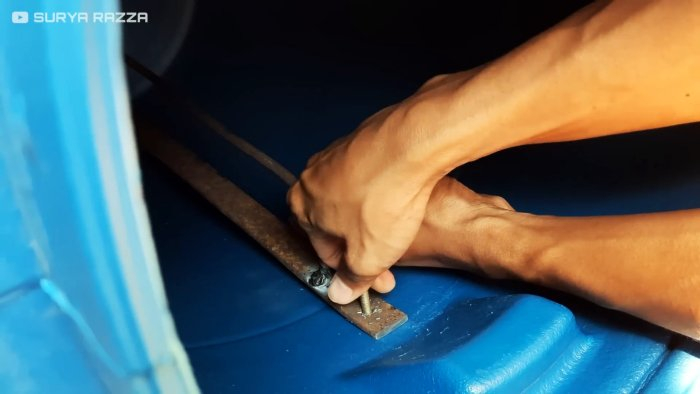 Как сделать ручную бетономешалку из пластиковой бочки