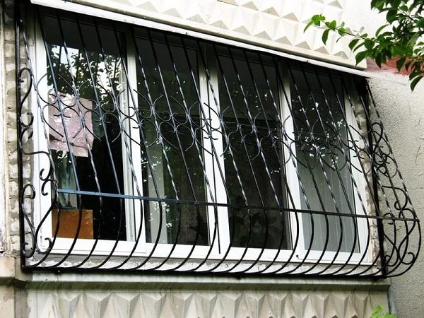 Виды решеток на балкон и лоджию: кованные, металлические, технология установки фото