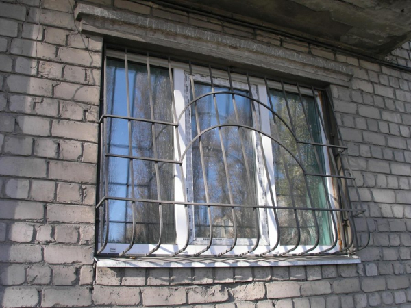 Решетки на окна &mdash; 100 фото готовых решений