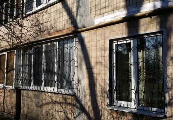 Решетки на окна &mdash; 100 фото готовых решений